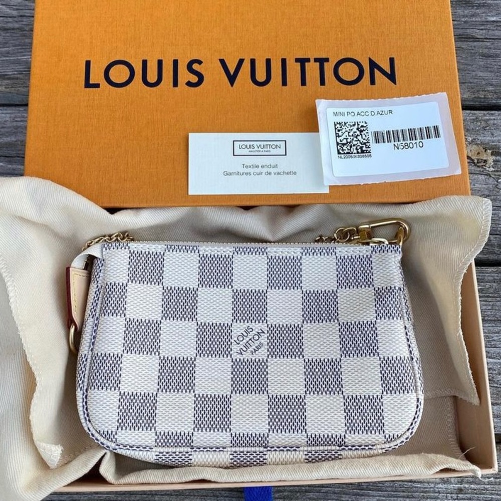 ✨SOLD✨AUTHENTIC BRAND NEW LV MINI POCHETTE✨
